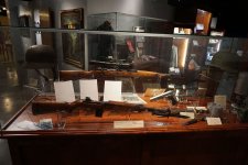 Audie_Murphy_American_Cotton_Museum_July_2015_38_(Audie_Murphy's_Mauser_Model_98,_Colt_Model_191.jpg