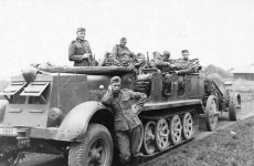 Armored_SdKfz_7_towing_a_sFH_1827.jpg