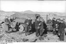 Bundesarchiv_Bild_101I-755-0164-12_Dänemark_Essenausgabe.jpg