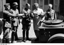 Bundesarchiv_Bild_121-0452,_Belgien,_Schutzpolizei,_Essensausgabe.jpg